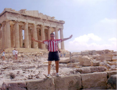 David Alonso posando con el traje de fútbol del Athletic de Bilbao en la Acrópolis de Atenas 