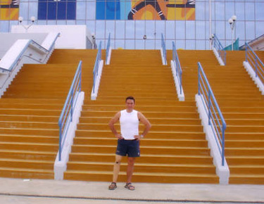 David Alonso en la entrada del pabellón de tenis de mesa