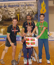 David Alonso posa con sus compañeros de la Selección de Euskadi con el trofeo de campeón por Autonomías