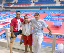 David Alonso con su técnico Enric Manzano y Claudio Izquierdo en las gradas de tenis de mesa en Atenas 2004