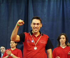 David Alonso levanta el puño, con la medalla de bronce en el cuello en el Open Internacional de Jesolo en el 2005