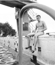 David Alonso posando sentado en la piscina en un entrenamiento con el Club Landatxueta en el año 1988