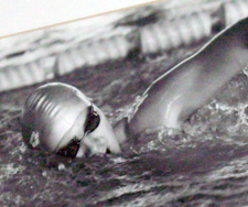 David Alonso nadando en la piscina durante una competición