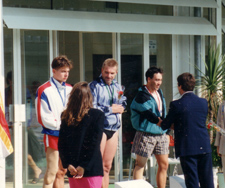 David Alonso, en el podium recibiendo alguno de los trofeos