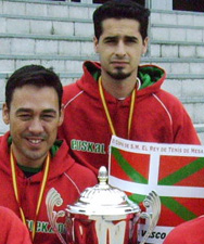 David Alonso y Rubén Martínez posando en las escaleras del pabellón con el trofeo de ganador del Campeonato por Seleciones Autonómicas