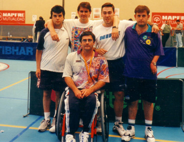 David Alonso, posando con sus amigos Agus Gordón y Claudio Izquierdo a la izquierda, Juanan Colorado, a la derecha y Porfi Hernández, abajo en silla, en las instalaciones deportivas de su primer Campeonato de España