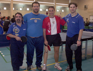 David Alonso, posando en el campo de juego con Julio Roca, Ernesto Sukerman e Iñaki Gandía 