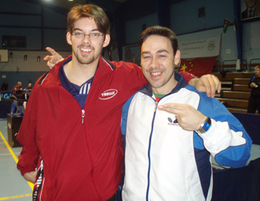 David Alonso, a la derecha con el jugador belga Marc Ledoux, a la izquierda en las instalaciones del Open de Jordania 2007