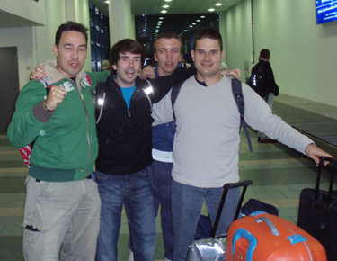 David Alonso, a la izquierda, en el aeropuerto en Polonia, junto a los jugadores Alvaro Varela, Alberto Seoane y Jordi Morales