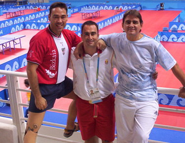 David Alonso, a la izquierda, junto con Enric Manzano en el centro, y Claudio Iquierdo a la derecha en las gradas Pabellón en las Paralimpiadas de Atenas 2004 