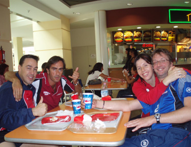 David Alonso con los amigos Enric Manzano, Nico Vergeylen y Silvie Dejonckeer comiendo en un  restaurante en el Open de Genova 2007