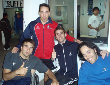 David Alonso de pie con los amigos argentinos Gabriel Copola, Gonzalo Acosta y Ariel López