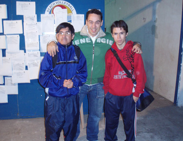 David Alonso con los chilenos Israel Cruzat y Washington Galaz