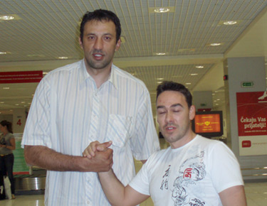 David Alonso con el jugador de la NBA Vlado Divac