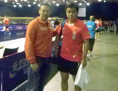 David Alonso con el campeón mundial, el chino Wang Hao. 