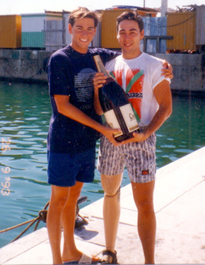 David Alonso con el gran nadador olímpico David Meca, celebrando el triunfo de la travesía en el puerto de Barcelona 