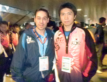 David Alonso con el campeón olímpico en Atenas, el coreano Ryu Seu Ming. 