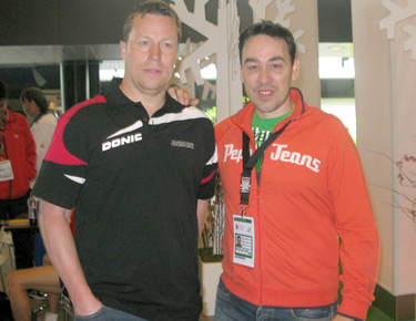 David Alonso con el mejor jugador de todos los tiempos, el sueco Jan Ove Waldner.