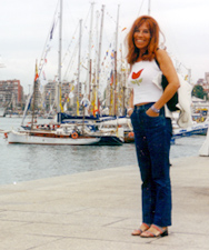La madre de David Alonso junto al puerto de Santander