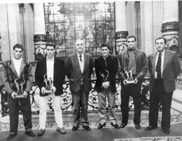 David Alonso, el segundo por la izquierda posando con su trofeo junto con el resto de premiados
