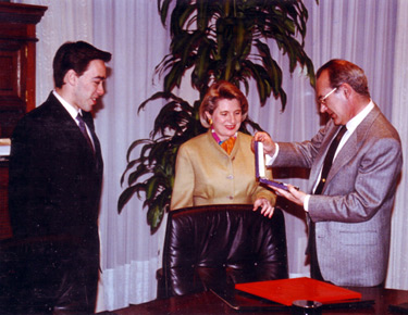 El entonces lehendakari, José Antonio Ardanza, recibe a David Alonso. Momento en el que el máximo mandatario vasco observa el galardón conseguido por el entonces nadador vizcaíno. 