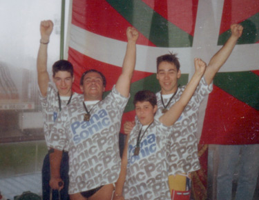 David Alonso, a la derecha, celebrando con los compañeros de su club de entonces, el Igeri Indarra, la victoria en el Campeonato de España de Sestao de 1991 