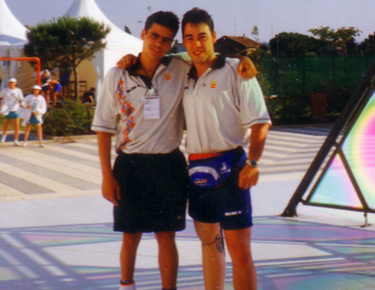 David Alonso, a la derecha, con Pablo Saavedra, compañero de selección en los exteriores de los Juegos Mediterráneos de 1993