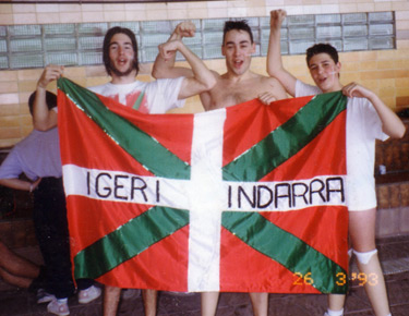 David Alonso, en el centro de las imágenes, sujetando la ikurriña con sus compañeros del club Igeri Indarra. En la imagen celebran los seis oros y dos récords de España logrados en los Campeonatos Nacionales de Valladolid 1993 