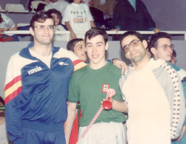 David Alonso, en el centro de las imágenes, posando con un trofeo con sus compañeros de la selección española, Alberto Gómez y Jordi Gotzens