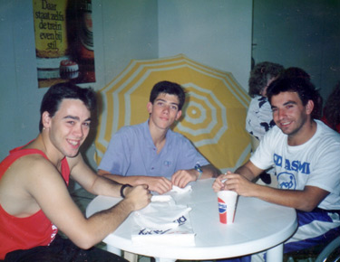 David Alonso, a la izquierda, Roger Vial y Jaume Grimalt sentados en una mesa en un momento de relax de los Campeonatos del Mundo de Assen, Holanda 