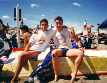 David Alonso, a la derecha, en la playa con su gran amigo y rival, el argentino Gustavo Duffour.