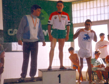 David Alonso en lo más alto del podium en el momento de la entrega de premios