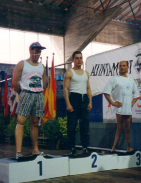 David Alonso, seis oros y una plata, a la izquierda, en lo más alto del podium, esperando a la ceremonia de entrega de premios