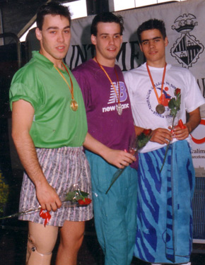 David Alonso, a la izquierda en el podium, tras la entrega de premios, con la medalla de oro al cuello 