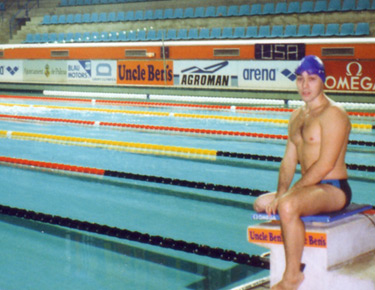 David Alonso, sentado en la calle de la piscina posando antes de comenzar su entrenamiento