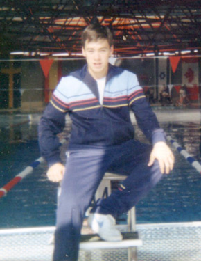 David Alonso sentado en una de las calles de la piscina