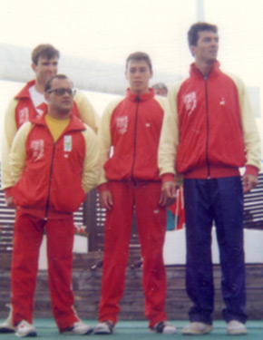 David Alonso sentado en una de las calles de la piscina