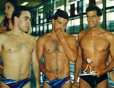 David Alonso, a la derecha, en la presentación de las Paralimpiadas, junto con uno de sus compañeros de la Selección Española, y el gran nadador olímpico Mark Spitz, a la izquierda