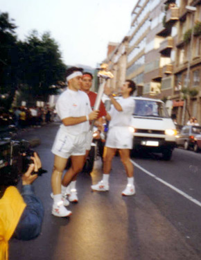 David Alonso portando el relevo de la antorcha olímpica de Barcelona en la calles de Bilbao 