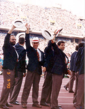 David Alonso desfilando con sus compañeros de selección en la ceremonia de inauguración 