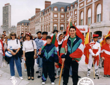 David Alonso, con la ikurriña, rodeado de gente en la ceremonia de inauguración. 