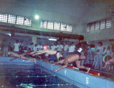 David Alonso, lanzándose a la piscina, en la disputa de la prueba. 