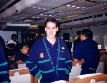 David Alonso posando de pie en el avión rumbo a Seul 