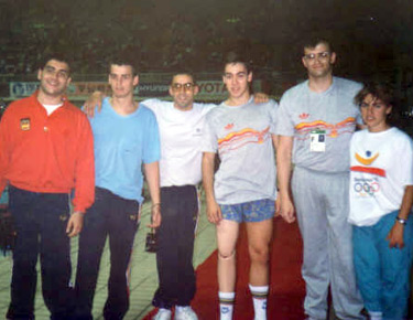 David Alonso el tercero por la derecha posando con el equipo español de relevo olímpico 
