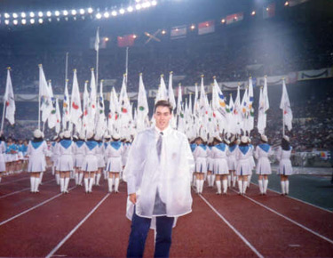 David Alonso en las calles de atletismo del estadio en la ceremonia de inauguración de los juegos. 