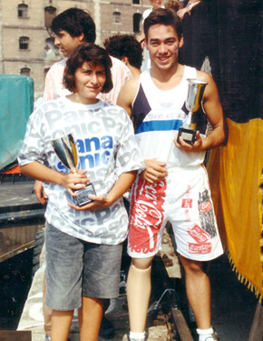 David Alonso, a la derecha, campeón en 1990, con el trofeo de ganador en la mano. A su izquierda, Esther Eroles. 