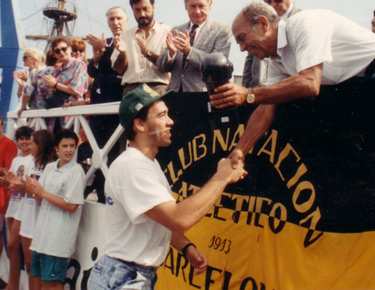 David Alonso recibe el galardón que le acredita como Campeón de la Travesia al Puerto de Barcelona en el año 1992