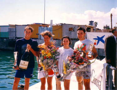 David Alonso con el trofeo y el ramo de flores de campéon, a la derecha, en la Travesía del año 1993, junto con Tania Cerdá, Nuria Castello y David Meca. 
