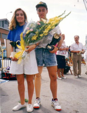 David Alonso, a la derecha, con el trofeo y el ramo de flores de campéon en 1991, junto con Laura Tramuns, a la izquierda.