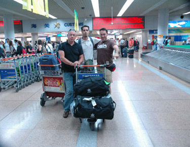 David Alonso a la derecha en el aeropuerto de Pekin